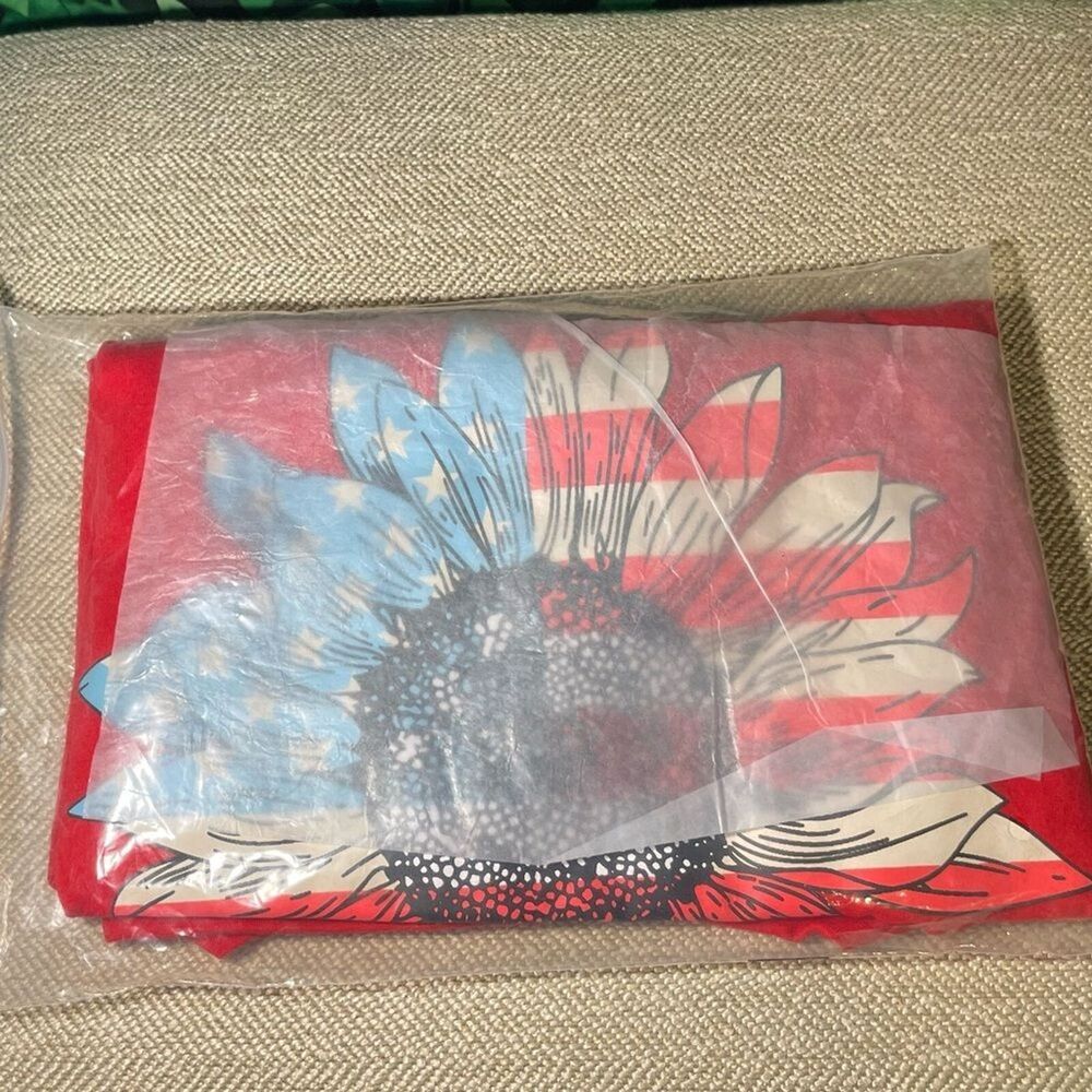 ❤️ New Patriotic Sunflower T-Shirt – America Flag Graphic – Size Small (NWT) - Picture 7 of 9